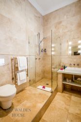 Standard Double/Twin room bathroom
