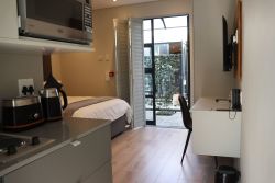 Deluxe Queen Suite
