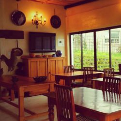 Sunshine warms the breakfast room every morning. 