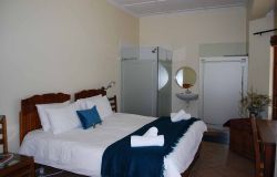 Kingsize bed and open plan bathroom. The Vine
