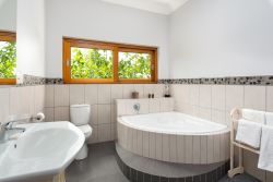 Hope Guest bedroom bathroom