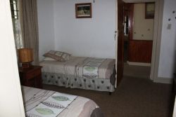 2 x Single bed/shower room of Trackers Inn 2