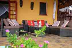 La troisième terrasse, semi-privée, est située à côté la chambre 3 et offre une vue sur la brousse et le parc Kruger.