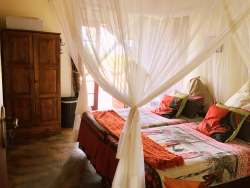 Chambre 3, Chambre et lits un peu plus petite. Cette chambre donne accès à une terrasse semi-privée avec vue sur la brousse et le parc Kruger à l'horizon.