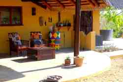 La quatrième terrasse est à côté de la cuisine et dispose également d'un joli coin salon avec un jardin. Il y a suffisamment de place pour que chacun puisse se retirer. Idéal pour les grandes familles. Umoja = l'esprit d'unité