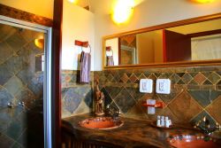 Toutes les chambres ont une salle de bain privative avec douche et baignoire séparées, double lavabo et toilettes.
