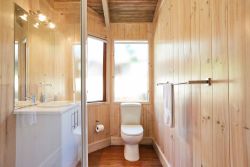 Maerose Cottage en-suite bathroom