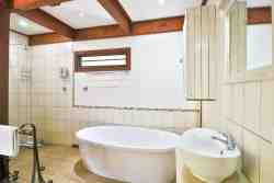 Nature Cabin- Bathroom