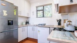 Fully equipped kitchen with dishwasher