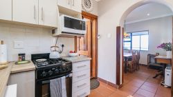 Fully equipped kitchen with dishwasher