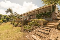 Fully enclosed garden and pet friendly
