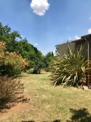 Fenced garden, ideal for children and pets