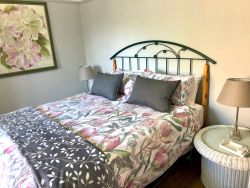 Main bedroom with a queen size bed