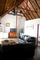 Krefie has a nice livingarea with big, comfortable leather couches.