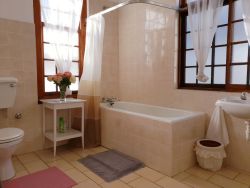 Good old fashioned spacious en-suite bathroom