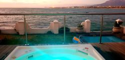 Best Jacuzzi in the world! Hot, powerful and can seat 4/6 people