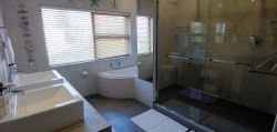 Flamingo's nest bathroom
