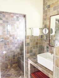 Farmhouse Deluxe Suite Bathroom 2