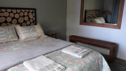 KitKat main bedroom (queen bed)