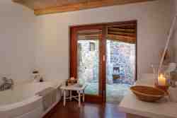 Deluxe Bathroom 